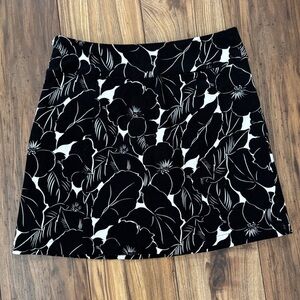 Womens Black and White Tropical Floral Skort